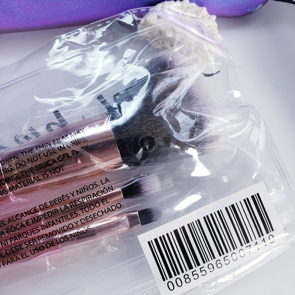 LORD & TAYLOR- Wristlet and 3 Makeup Brushes NWT - Picture 3 of 7